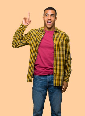 Parmak üzerinde izole arka plan kaldırma sırasında çözüm isteyen genç afro Amerikalı adam anlar