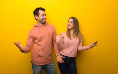 Grup kibirli ve kendini beğenmiş Sarı zemin üzerine iki insan kendini kavram seviyorum