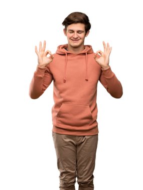 Genç adam zen kazak ile poz izole beyaz arka plan üzerinde