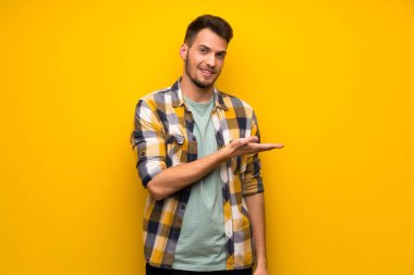 Süre seyir gülümseyen doğru bir fikir sunmak sarı duvarın üzerinden yakışıklı adam