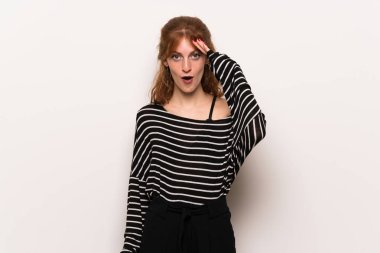 Beyaz duvar genç Kızıl saçlı kadın bir şeyin farkına vardım ve çözüm isteyen vardır