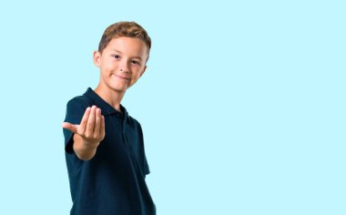 Sunulması ve mavi zemin üzerine gelmek için davet küçük çocuk