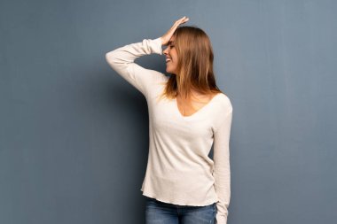 Sarışın kadın gri arka plan üzerine bir şey ve çözüm isteyen gerçekleştirmiştir