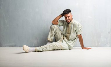 Tipik Arap kıyafetleri giyen Arap genç adam.