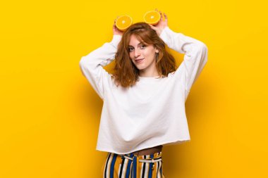 Genç Kızıl saçlı kadın portakal dilimleri ile