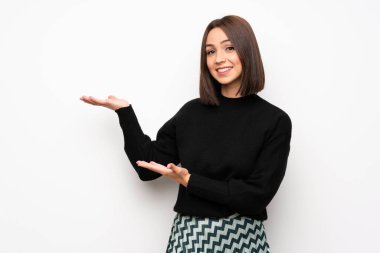 Genç kadın yüzünden elleri yanına gelmek için davet için uzanan beyaz duvar