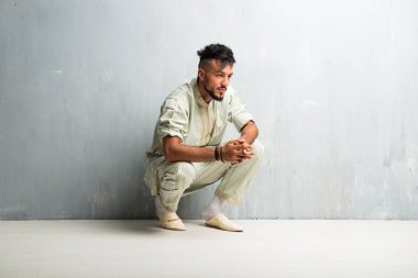 Tipik Arap kıyafetleri giyen Arap genç adam.