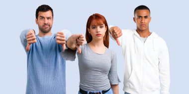 Başparmak aşağı negatif ifade işaretiyle gösterilen üç arkadaş grubu