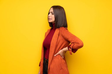 Bir çaba yapılmış olması için sırt ağrısı muzdarip montlu genç kadın