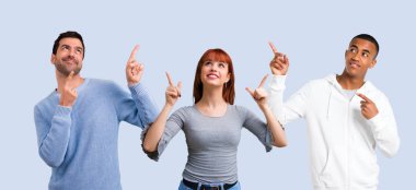 Harika bir fikir işaret parmağı ile işaret üç arkadaş grubu