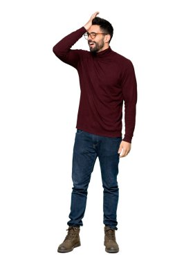 Tam uzunlukta yakışıklı adam gözlüklü bir şeyin farkına vardım ve izole beyaz arka plan üzerinde çözüm isteyen vardır