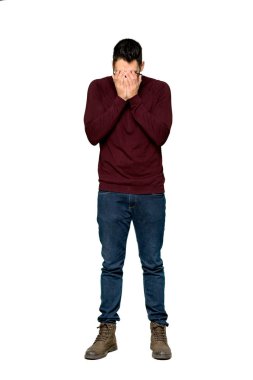 Yorgun ve hasta ifade izole beyaz zemin üzerine ile gözlüklü yakışıklı adam tam uzunlukta atış