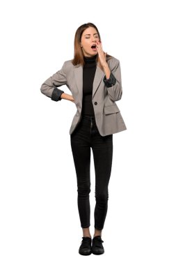 Esneme ve izole beyaz arka plan üzerinde el ile geniş açık ağız kapsayan bir iş kadını tam uzunlukta bir kadeh