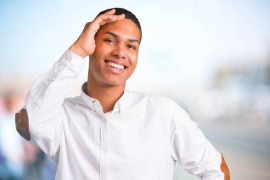 Genç Afro-Amerikan adam bir şeyin farkına vardım ve odaklanmamış açık arka plan üzerinde çözüm isteyen vardır