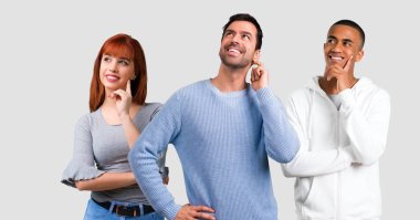 Grup üç arkadaşıyla birlikte ayakta ve bir fikir düşünüyorum