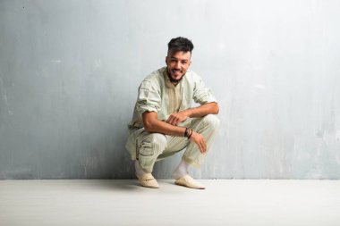 Tipik Arap kıyafetleri giyen Arap genç adam.