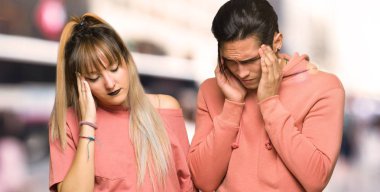 Genç çift mutsuz ve şehirde bir şey ile sinirli