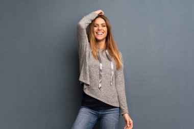 Mutlu genç ve güzel sarışın kadın