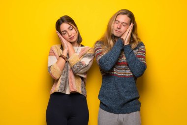 Hippi çift sarı arka plan yapma uyku hareketle dorable ifade üzerinde