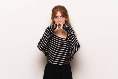 Beyaz duvar sessizlik jest belirtisi gösteren genç Kızıl saçlı kadın