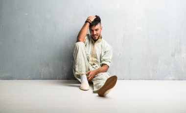 Tipik Arap kıyafetleri giyen Arap genç adam.