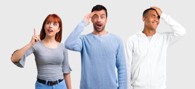 Grup üç arkadaş niyetinde çözüm fark eder.