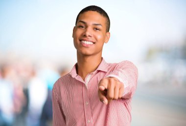 Size genç Afro-Amerikan adam puan parmak odaklanmamış açık arka plan üzerinde kendine güvenen bir ifade ile