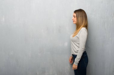 Lateral pozisyonda dokulu duvar genç kadın