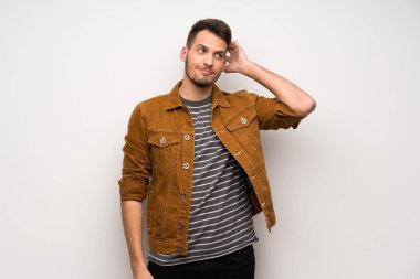 Beyaz duvar kafa çizilmemesi bir fikir düşünce yakışıklı adam