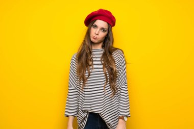 Kız üzgün ve depresyonda ifade ile sarı duvarın üzerinden tarzı Fransız