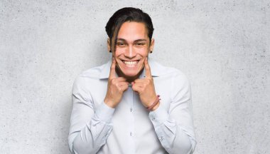 Dokulu duvar arka planda mutlu ve hoş bir ifade ile gülümseyen yakışıklı adam