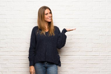 Süre seyir gülümseyen doğru bir fikir sunmak tuğla duvarın üzerinden sarışın kadın