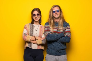 Hippi gözlüklü sarı arka plan üzerinde çift ve mutlu