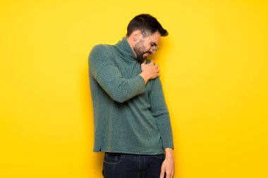 Gözlüklü bir çaba yapılmış olması için omuz ağrısı muzdarip yakışıklı adam