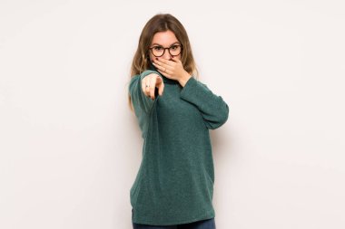 Birisi parmak ile işaret ve gülerek beyaz duvar genç kız