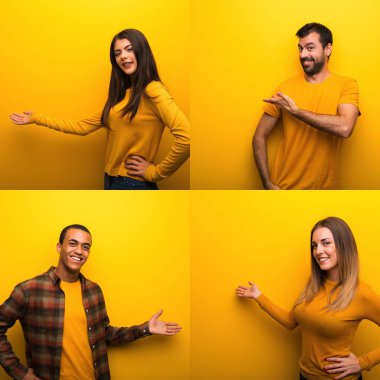 Geri işaret ve bir ürün sunan kişi