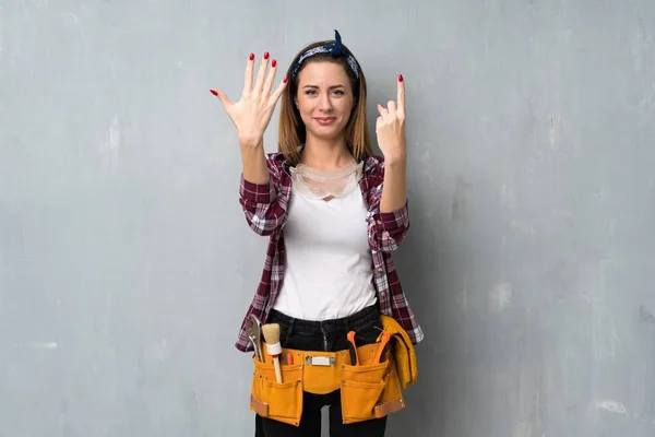 Artesãos Eletricista Mulher Contando Seis Com Dedos — Fotografia de Stock