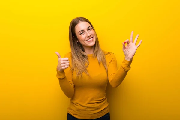 Jonge Vrouw Gele Achtergrond Weergegeven Bord Met Het Geven Van — Stockfoto
