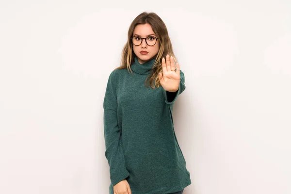 Adolescente Chica Sobre Blanco Pared Haciendo Stop Gesture Negando Una — Foto de Stock