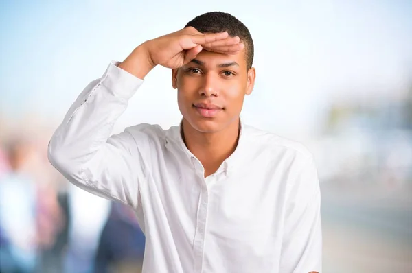 Afro Amerikaanse Jongeman Met Wit Overhemd Zoek Ver Weg Met — Stockfoto