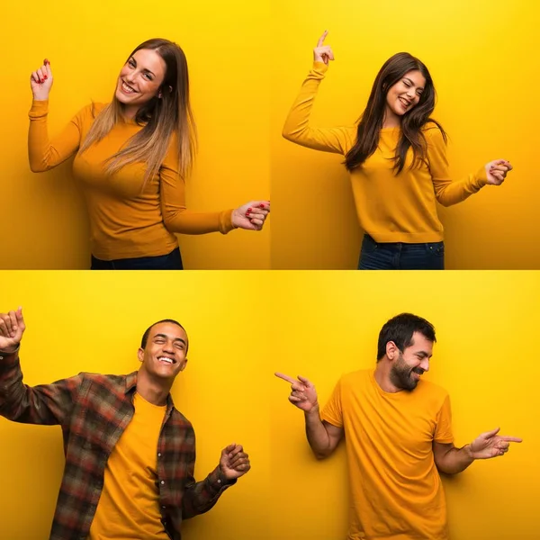 Kişi zevk almak müzik bir partide dans