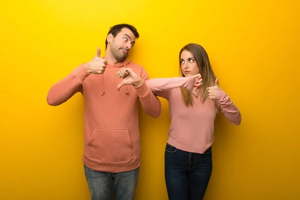 Grupo Dos Personas Sobre Fondo Amarillo Haciendo Buena Mala Señal — Foto de Stock