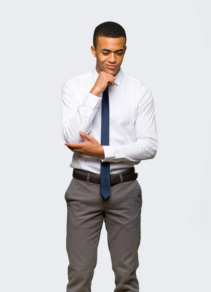 Fiatal Afro Amerikai Üzletember Lenézett Kezével Álla Elszigetelt Háttér — Stock Fotó