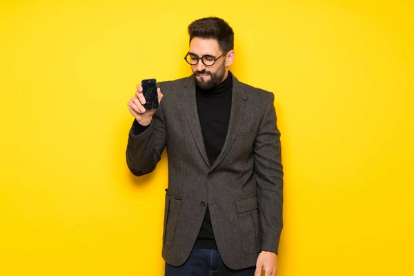 Bonito Homem Com Óculos Com Conturbado Segurando Smartphone Quebrado — Fotografia de Stock