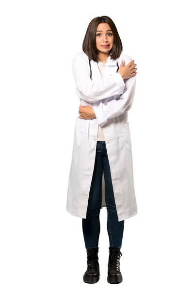 Una Toma Completa Una Joven Doctora Congelándose Sobre Fondo Blanco — Foto de Stock