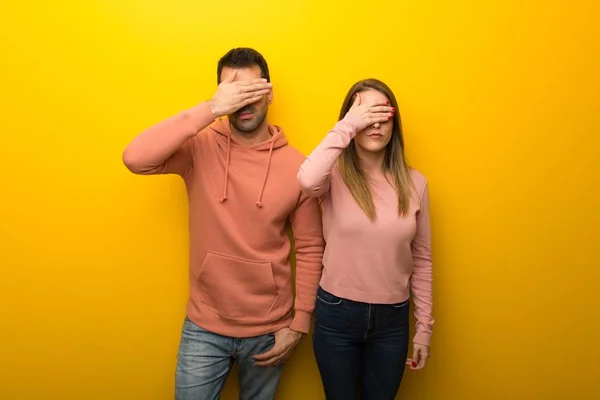 Grupo Duas Pessoas Fundo Amarelo Que Cobre Olhos Por Mãos — Fotografia de Stock