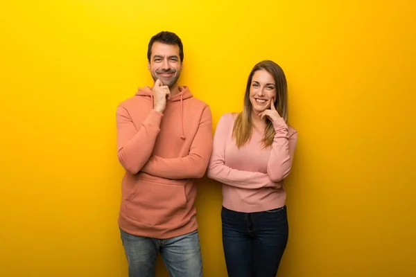 Gruppe Von Zwei Personen Auf Gelbem Hintergrund Lächelt Mit Süßem — Stockfoto