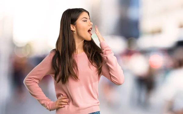 Tiener Meisje Met Roze Shirt Geeuwen Die Betrekking Hebben Wijd — Stockfoto