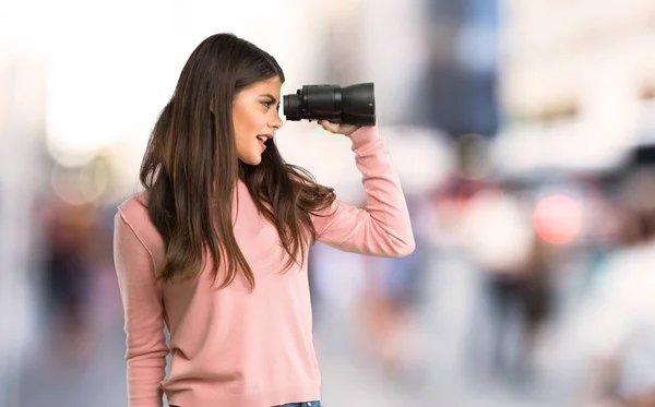 Chica Adolescente Con Camisa Rosa Mirando Distancia Con Prismáticos Ciudad — Foto de Stock