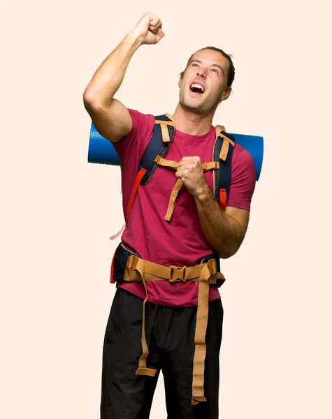 Hiker Man Med Mountain Backpacker Fira Seger Isolerade Bakgrund — Stockfoto